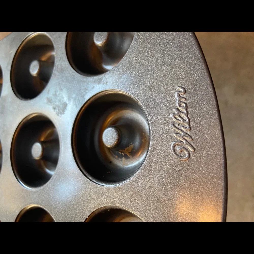 Wilton 12 cavity donut pan